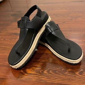 Vince - padded thong flat form sandal - size 6